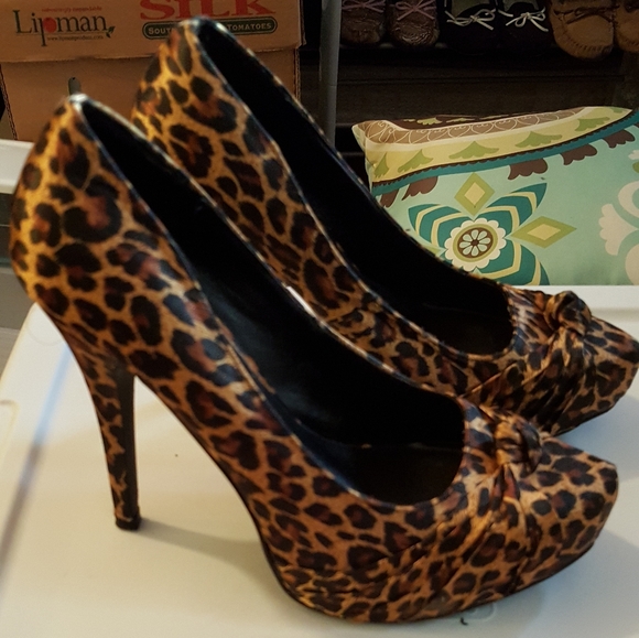 Shoes - Picture 3 of 8